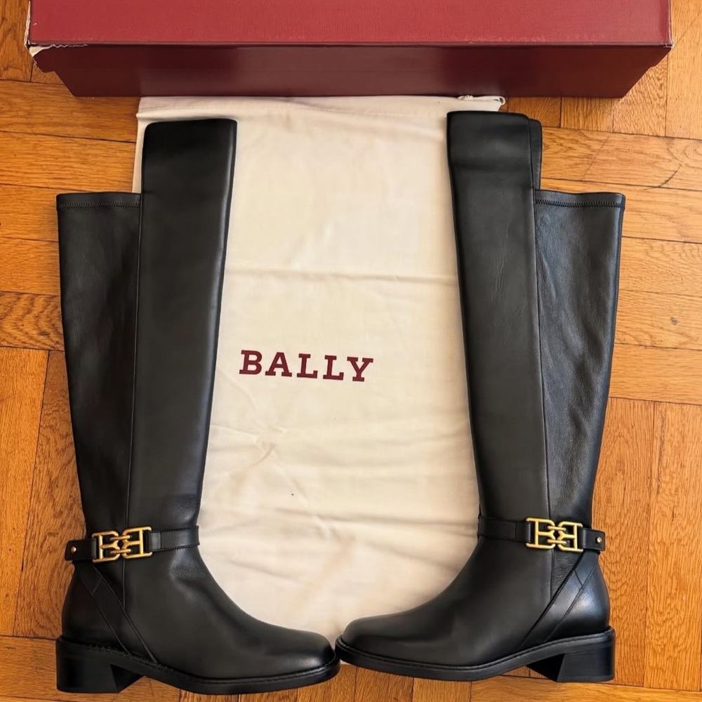 Bally
Eloire leather long boots ( New )